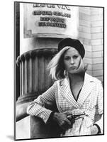 BONNIE AND CLYDE, 1967 directed by ARTHUR PENN Faye Dunaway as Bonnie Parker (b/w photo)-null-Mounted Photo