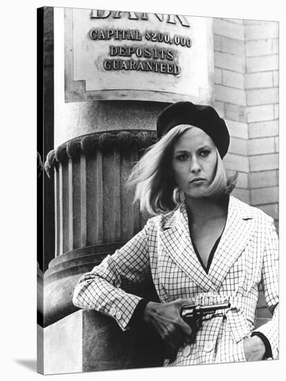 BONNIE AND CLYDE, 1967 directed by ARTHUR PENN Faye Dunaway as Bonnie Parker (b/w photo)-null-Stretched Canvas