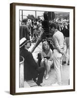 BONNIE AND CLYDE, 1967 directed by ARTHUR PENN On the set, Arthur Penn with Warren Beatty and Faye-null-Framed Photo