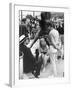 BONNIE AND CLYDE, 1967 directed by ARTHUR PENN On the set, Arthur Penn with Warren Beatty and Faye-null-Framed Photo