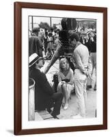 BONNIE AND CLYDE, 1967 directed by ARTHUR PENN On the set, Arthur Penn with Warren Beatty and Faye-null-Framed Photo