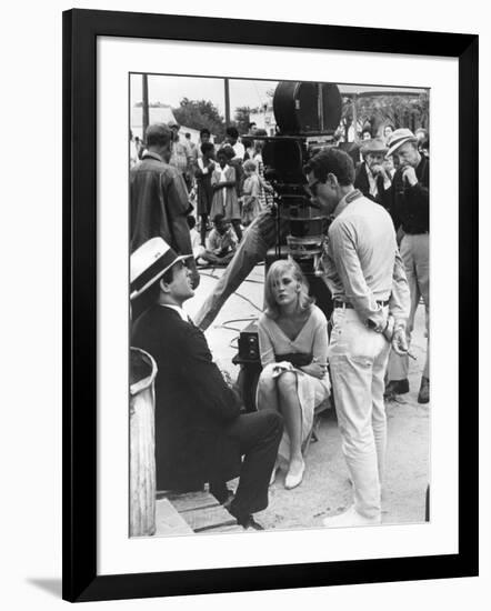 BONNIE AND CLYDE, 1967 directed by ARTHUR PENN On the set, Arthur Penn with Warren Beatty and Faye-null-Framed Photo