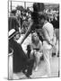 BONNIE AND CLYDE, 1967 directed by ARTHUR PENN On the set, Arthur Penn with Warren Beatty and Faye-null-Mounted Photo