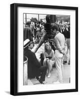 BONNIE AND CLYDE, 1967 directed by ARTHUR PENN On the set, Arthur Penn with Warren Beatty and Faye-null-Framed Photo