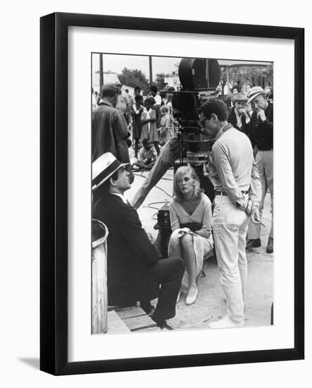 BONNIE AND CLYDE, 1967 directed by ARTHUR PENN On the set, Arthur Penn with Warren Beatty and Faye-null-Framed Photo