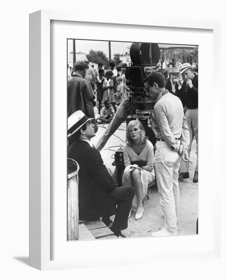 BONNIE AND CLYDE, 1967 directed by ARTHUR PENN On the set, Arthur Penn with Warren Beatty and Faye-null-Framed Photo