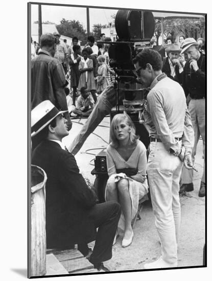 BONNIE AND CLYDE, 1967 directed by ARTHUR PENN On the set, Arthur Penn with Warren Beatty and Faye-null-Mounted Photo