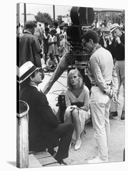 BONNIE AND CLYDE, 1967 directed by ARTHUR PENN On the set, Arthur Penn with Warren Beatty and Faye-null-Stretched Canvas