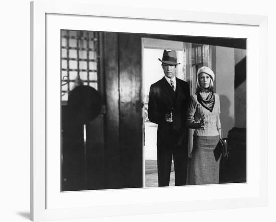 BONNIE AND CLYDE, 1967 directed by ARTHUR PENN Warren Beatty and Faye Dunaway (b/w photo)-null-Framed Photo