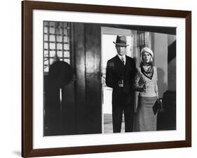 BONNIE AND CLYDE, 1967 directed by ARTHUR PENN Warren Beatty and Faye Dunaway (b/w photo)-null-Framed Photo