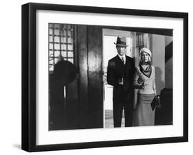 BONNIE AND CLYDE, 1967 directed by ARTHUR PENN Warren Beatty and Faye Dunaway (b/w photo)-null-Framed Photo