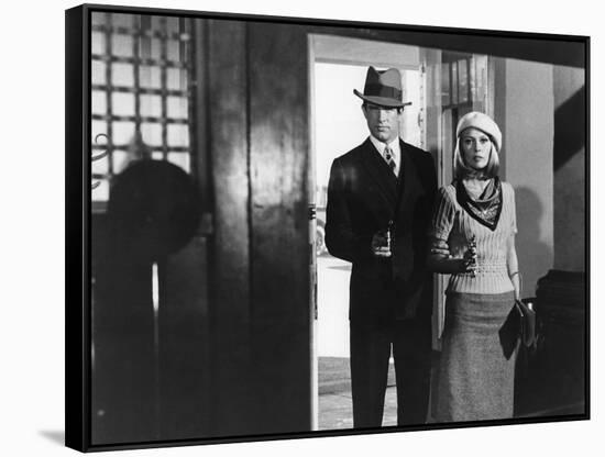 BONNIE AND CLYDE, 1967 directed by ARTHUR PENN Warren Beatty and Faye Dunaway (b/w photo)-null-Framed Stretched Canvas