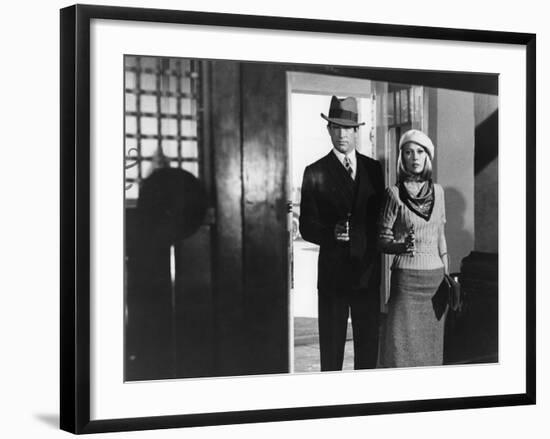 BONNIE AND CLYDE, 1967 directed by ARTHUR PENN Warren Beatty and Faye Dunaway (b/w photo)-null-Framed Photo