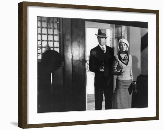 BONNIE AND CLYDE, 1967 directed by ARTHUR PENN Warren Beatty and Faye Dunaway (b/w photo)-null-Framed Photo