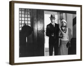 BONNIE AND CLYDE, 1967 directed by ARTHUR PENN Warren Beatty and Faye Dunaway (b/w photo)-null-Framed Photo