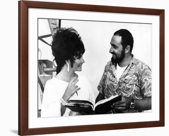 BOOM !, 1968 directed by JOSEPH LOSEY On the set, Elizabeth Taylor and his brother Howard (b/w phot-null-Framed Photo