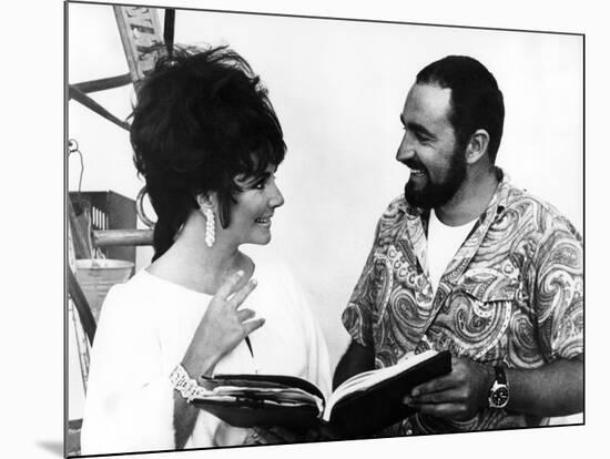 BOOM !, 1968 directed by JOSEPH LOSEY On the set, Elizabeth Taylor and his brother Howard (b/w phot-null-Mounted Photo