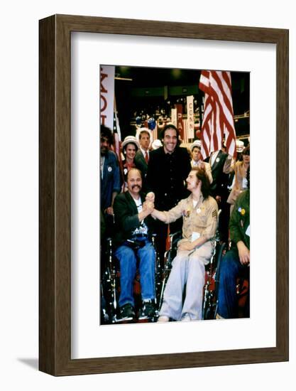 BORN ON THE FOURTH OF JULY, 1989 directed by OLIVER STONE On the set, Oliver Stone between Ron Kovi-null-Framed Photo