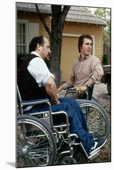 BORN ON THE FOURTH OF JULY, 1989 directed by OLIVER STONE Tom Cruise with Ron Kovic (photo)-null-Mounted Photo