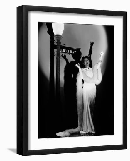 Boulevard du crepuscule SUNSET BOULEVARD by BillyWilder with Gloria Swanson, 1950 (b/w photo)-null-Framed Photo