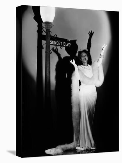 Boulevard du crepuscule SUNSET BOULEVARD by BillyWilder with Gloria Swanson, 1950 (b/w photo)-null-Stretched Canvas