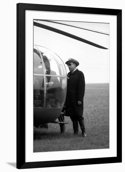 Bourvil and le realisateur Jean-Pierrre Melville sur le tournage du film Le Cercle Rouge, 1970 (b/w-null-Framed Photo