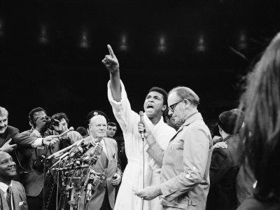 https://imgc.allpostersimages.com/img/posters/boxer-cassius-m-clay-aka-muhammad-ali-proclaiming-himself-the-greatest_u-L-P76F5J0.jpg?artPerspective=n