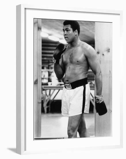 Boxing Great Muhammad Ali-Vandell Cobb-Framed Photographic Print