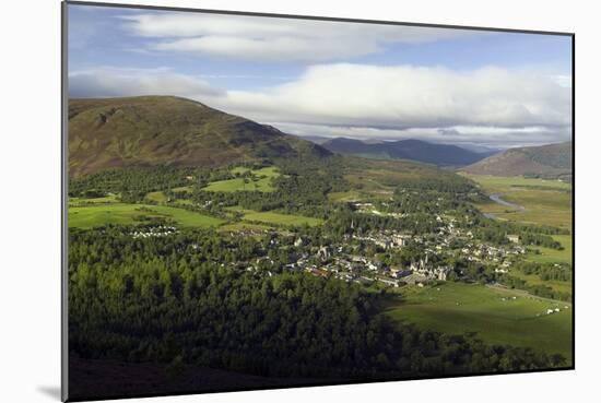 Braemar Village, Scotland, UK-Duncan Shaw-Mounted Photographic Print