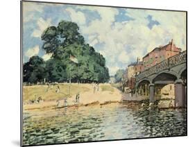 Bridge at Hampton Court, 1874-Alfred Sisley-Mounted Giclee Print