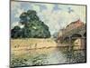 Bridge at Hampton Court, 1874-Alfred Sisley-Mounted Giclee Print