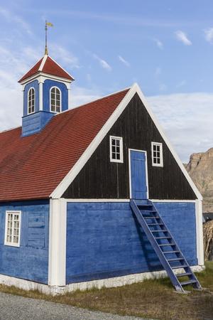 https://imgc.allpostersimages.com/img/posters/brightly-painted-house-with-ladder-to-upstairs-storage-in-sisimiut-greenland-polar-regions_u-L-PSLRZY0.jpg?artPerspective=n