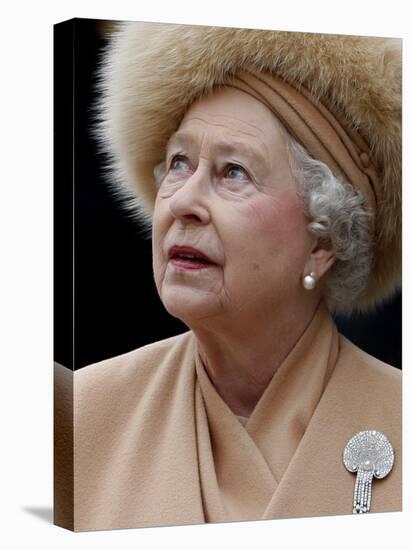 Britain's Queen Elizabeth II Looks Up at the Statue of Her Mother at the Unveiling Ceremony-null-Stretched Canvas