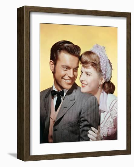 BROKEN LANCE, 1954 directed by EDWARD DMYTRYK Robert Wagner and Jean Peters (photo)-null-Framed Photo