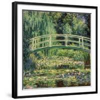 Bruecke in Monets Garten Mit Weissen Seerosen, 1899-Claude Monet-Framed Giclee Print