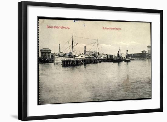 Brunsbüttel S. Holstein, Schleusenanlagen, Dampfer Fairplayn-null-Framed Giclee Print