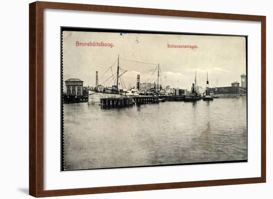 Brunsbüttel S. Holstein, Schleusenanlagen, Dampfer Fairplayn-null-Framed Giclee Print