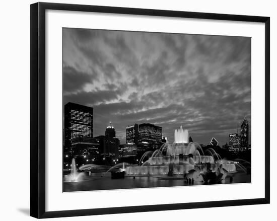 Buckingham Fountain and City Skyline, Chicago, Illinois, USA-Steve Vidler-Framed Photographic Print