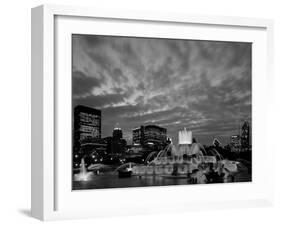 Buckingham Fountain and City Skyline, Chicago, Illinois, USA-Steve Vidler-Framed Photographic Print