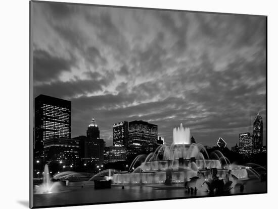 Buckingham Fountain and City Skyline, Chicago, Illinois, USA-Steve Vidler-Mounted Photographic Print