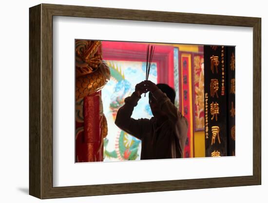 Buddhist worshipper burning incense sticks, Chua On Lang Taoist Temple-Godong-Framed Photographic Print