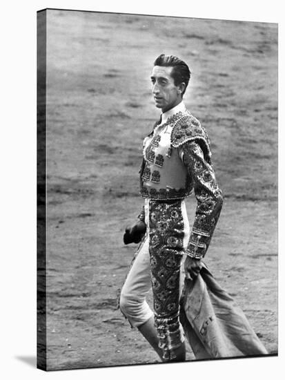 Bullfighter Manolete Accepting Applause of Crowd After Dispatching his Second Bull of the Afternoon-Tony Linck-Stretched Canvas