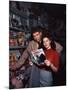 Burt Lancaster and Ava Gardner sur le plateau du film "Les tueurs", 1946-null-Mounted Photo