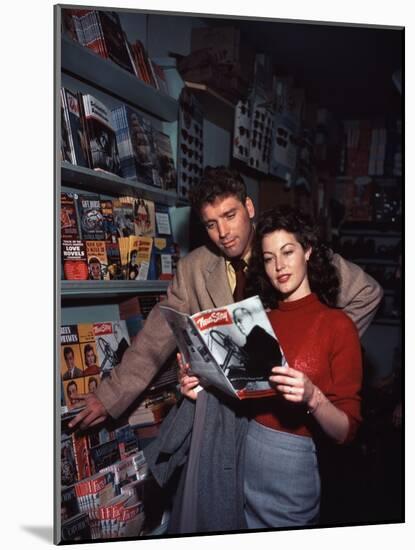 Burt Lancaster and Ava Gardner sur le plateau du film "Les tueurs", 1946-null-Mounted Photo