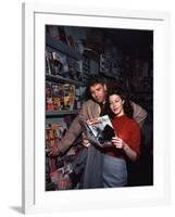 Burt Lancaster and Ava Gardner sur le plateau du film "Les tueurs", 1946-null-Framed Photo