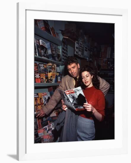 Burt Lancaster and Ava Gardner sur le plateau du film "Les tueurs", 1946-null-Framed Photo