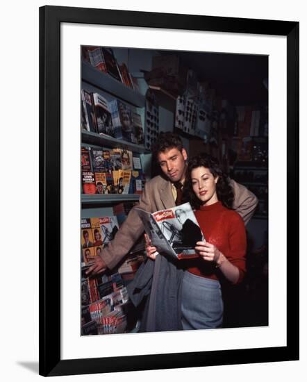 Burt Lancaster and Ava Gardner sur le plateau du film "Les tueurs", 1946-null-Framed Photo