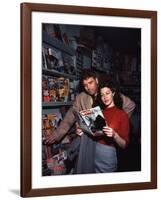 Burt Lancaster and Ava Gardner sur le plateau du film "Les tueurs", 1946-null-Framed Photo