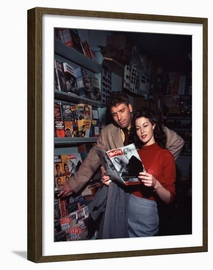 Burt Lancaster and Ava Gardner sur le plateau du film "Les tueurs", 1946-null-Framed Photo