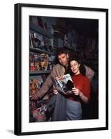 Burt Lancaster and Ava Gardner sur le plateau du film "Les tueurs", 1946-null-Framed Photo